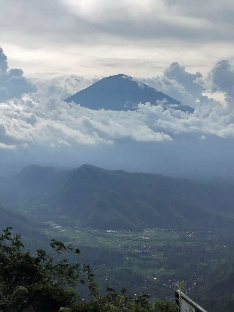 মেঘের মাঝখান থেকে আগুঙ ভলক্যানোর উঁকি।