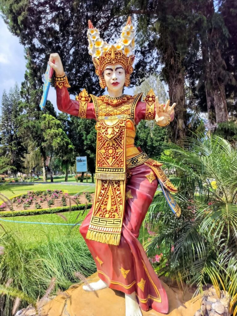 উলুম দানুতে স্ট্যাচু