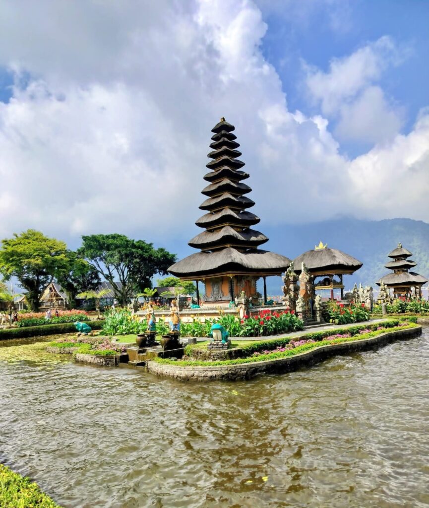 লেকের ওপর মন্দির